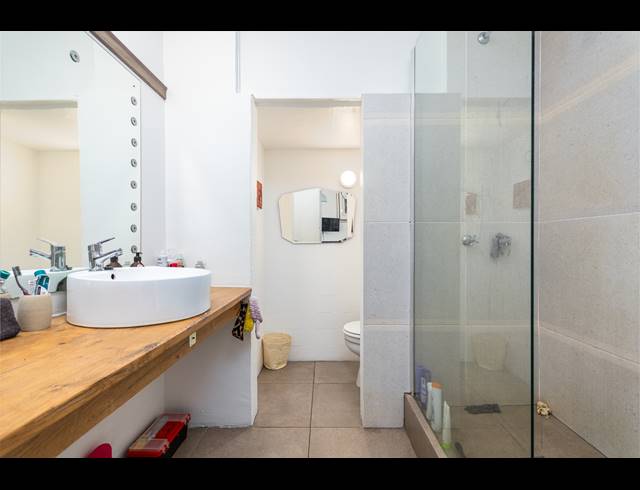 BEDROOM APARTMENT FOR SALE IN CAPE TOWN CITY CENTRE
